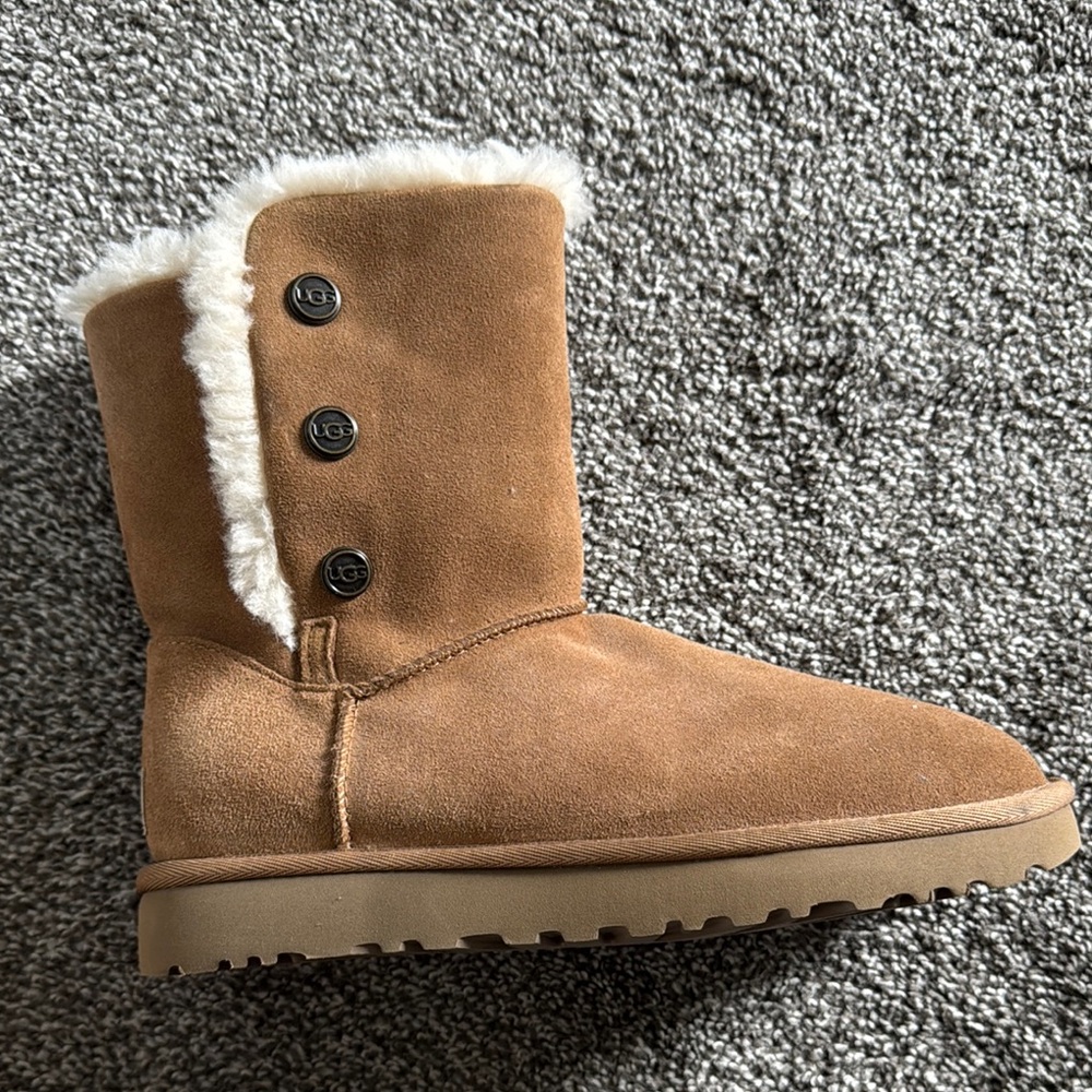 Women’s Bailey button UGG boots - brand new